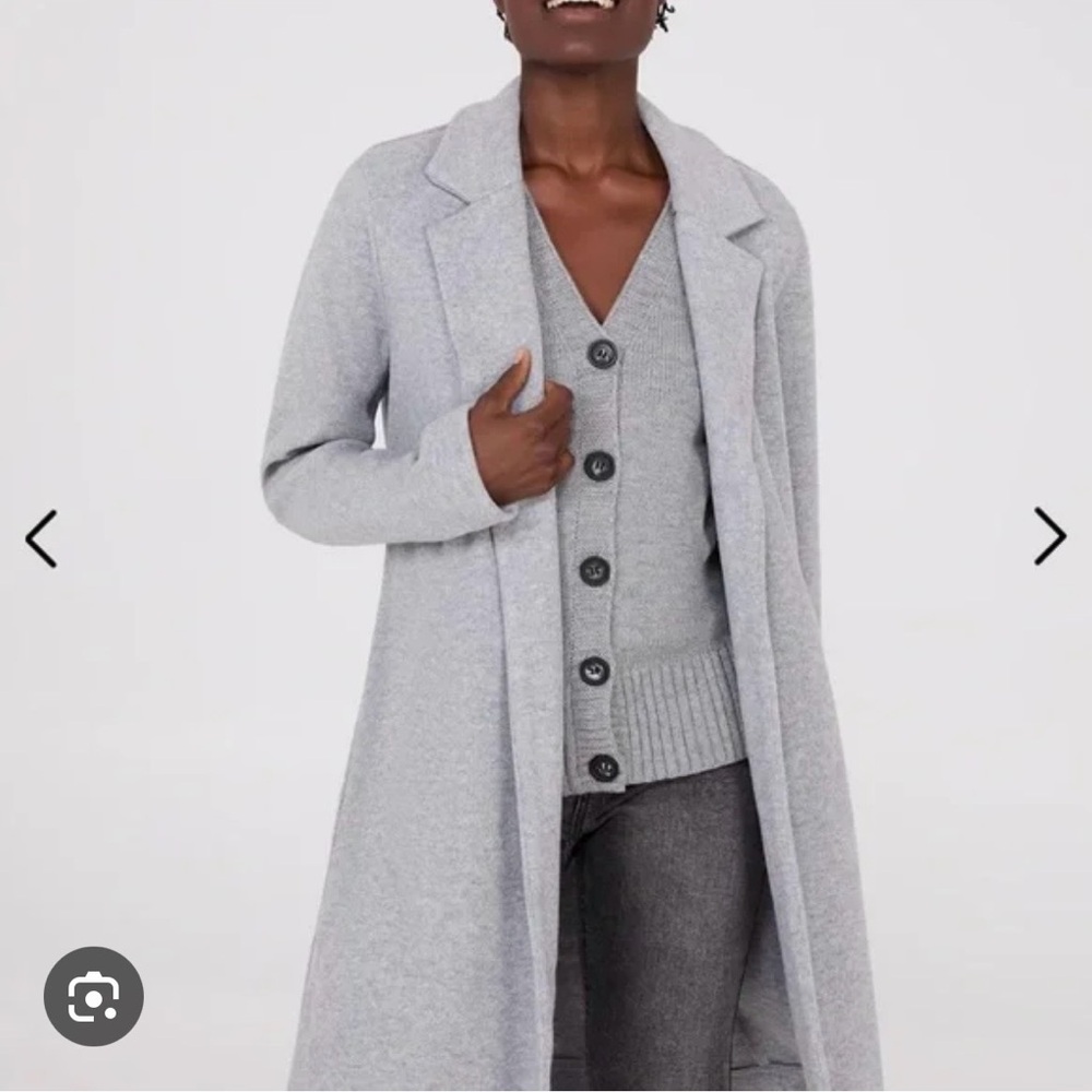 Light gray open jacket. Size large, Suzy shier